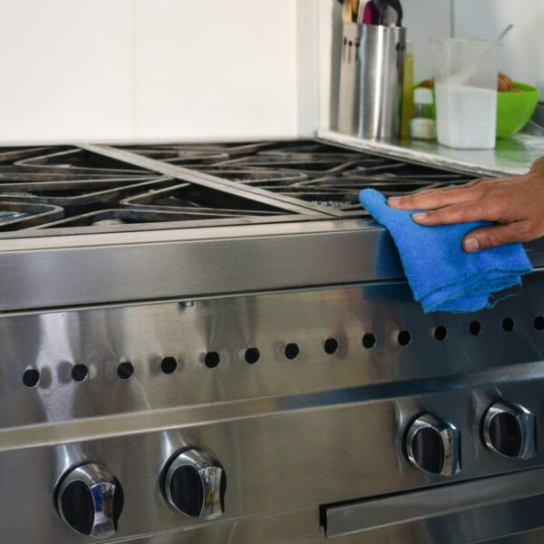 limpiando cocina industrial con multiusos torna sin olor